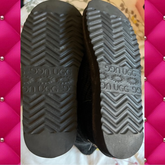 Black knit Uggs in the Cardi sweater style sz 6 like new worn 1-2 times. - Picture 4 of 4